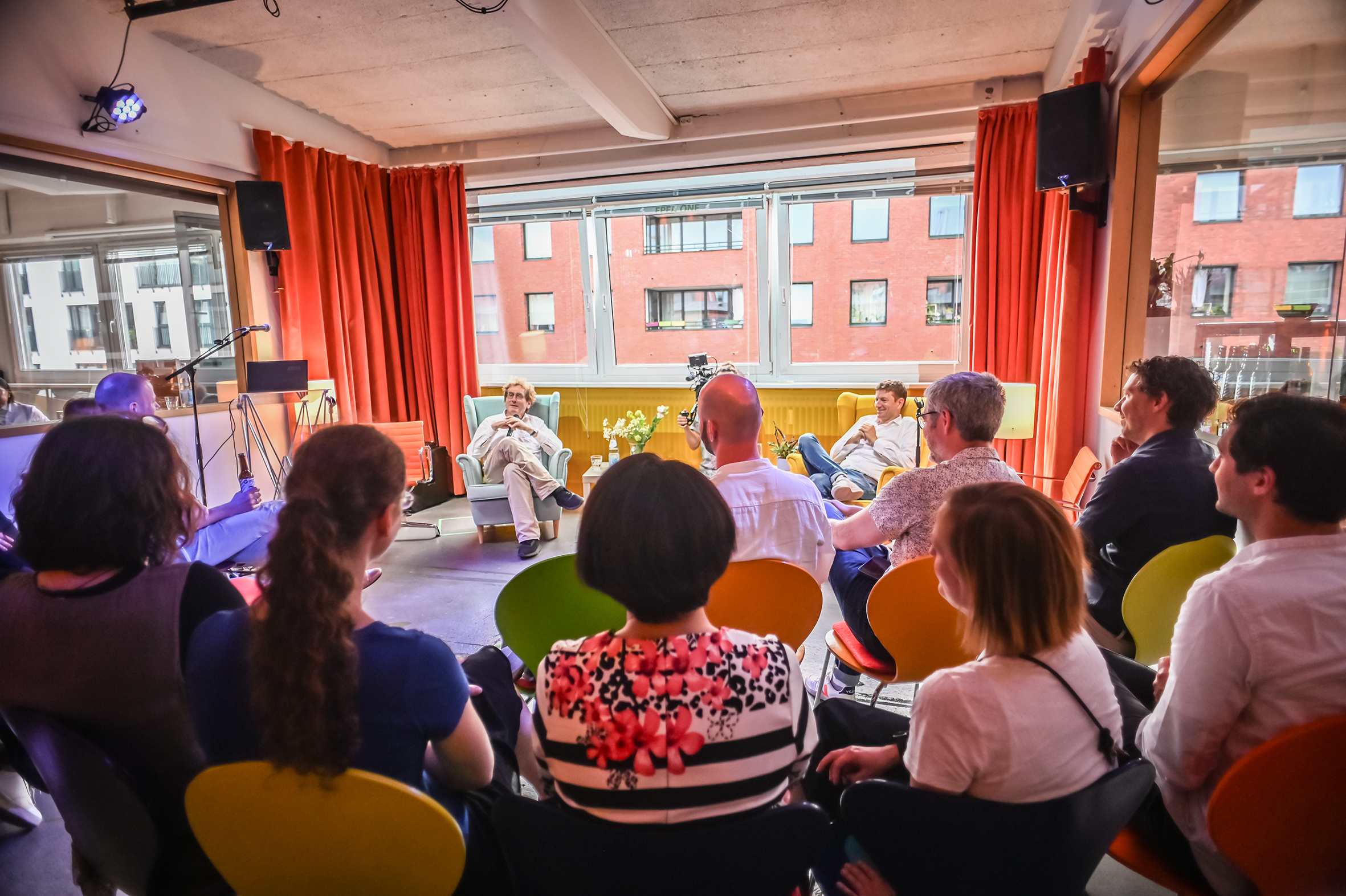 Relaxter Vortrag im „Plenum“ Entspannte Konferenz Situation mit Publikum in den Konferenzräumen HONGKONG STUDIOS