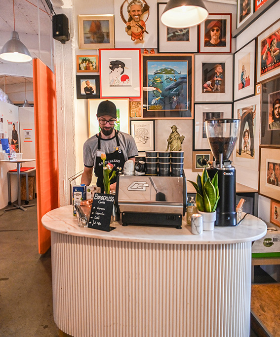 Barista Pujan von „Borderless Coffee“